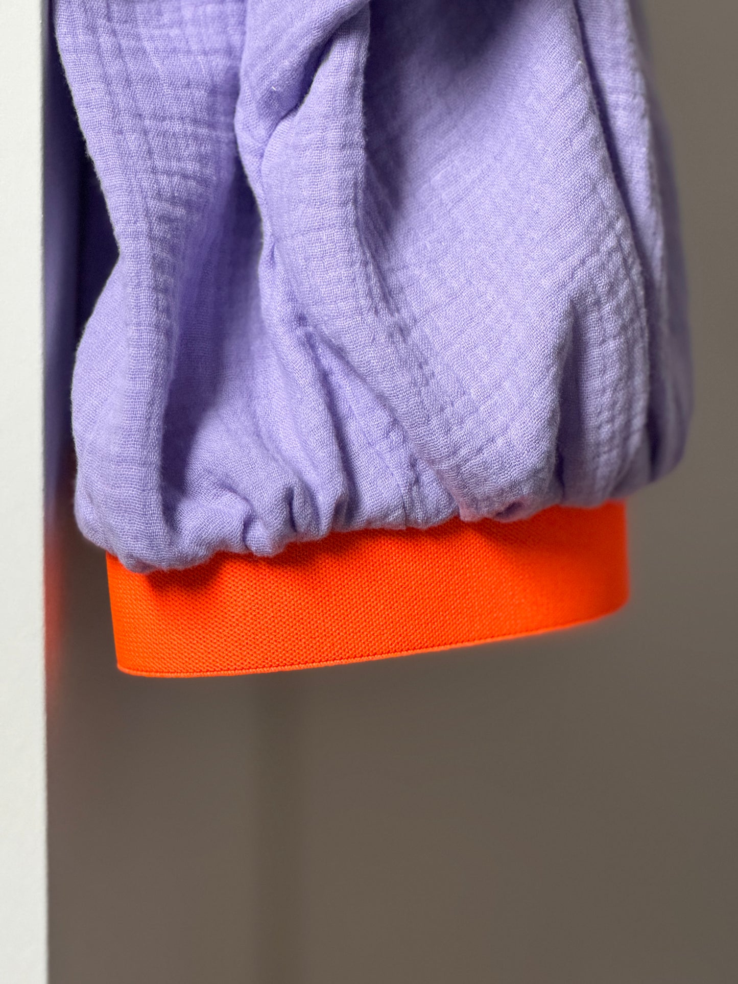 HEDDA Rock | Musselin Flieder mit Neonorangem Bund