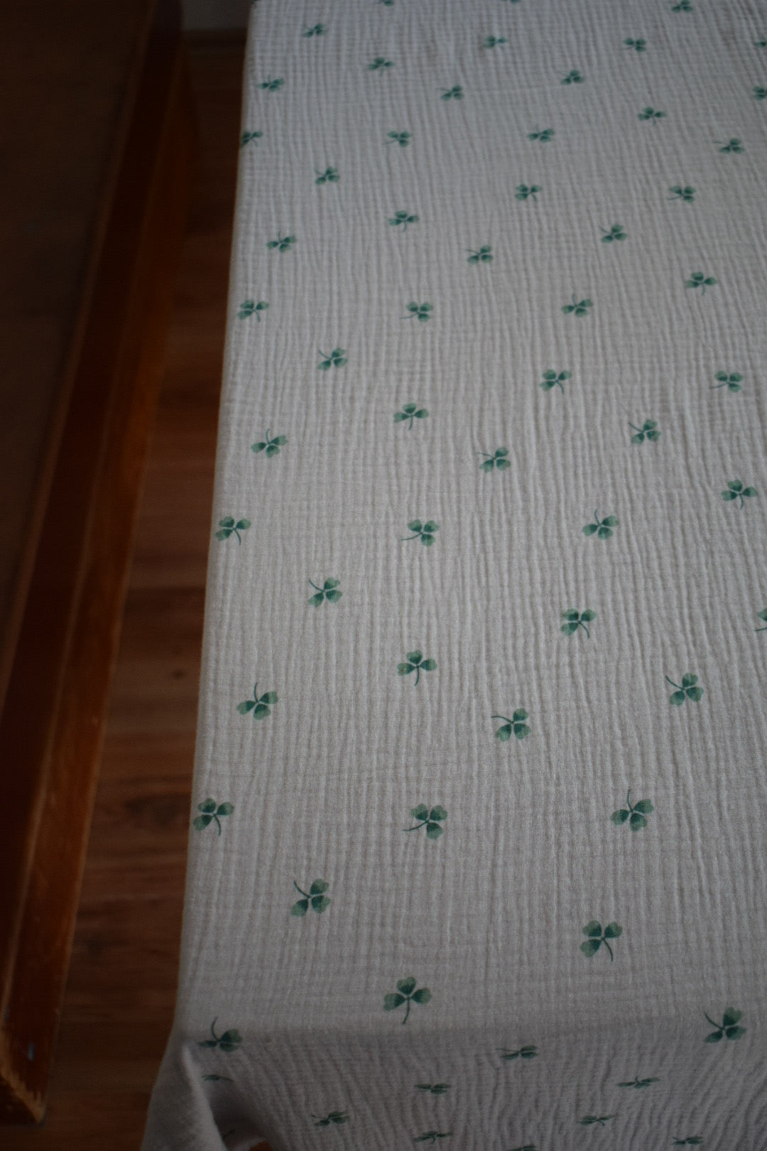 Tischdecke Kleeblatt | Musselin in grau, lässig, bügelfrei & Glück to go