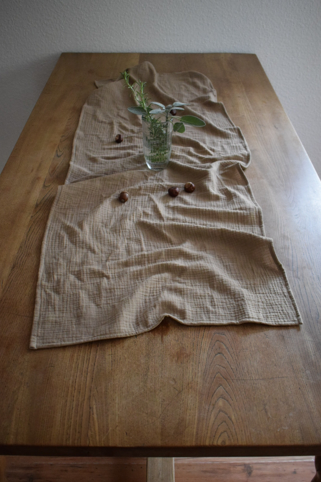 Tischläufer taupe aus Musselin in Bio-Qualität | bügelfrei & kindersicher