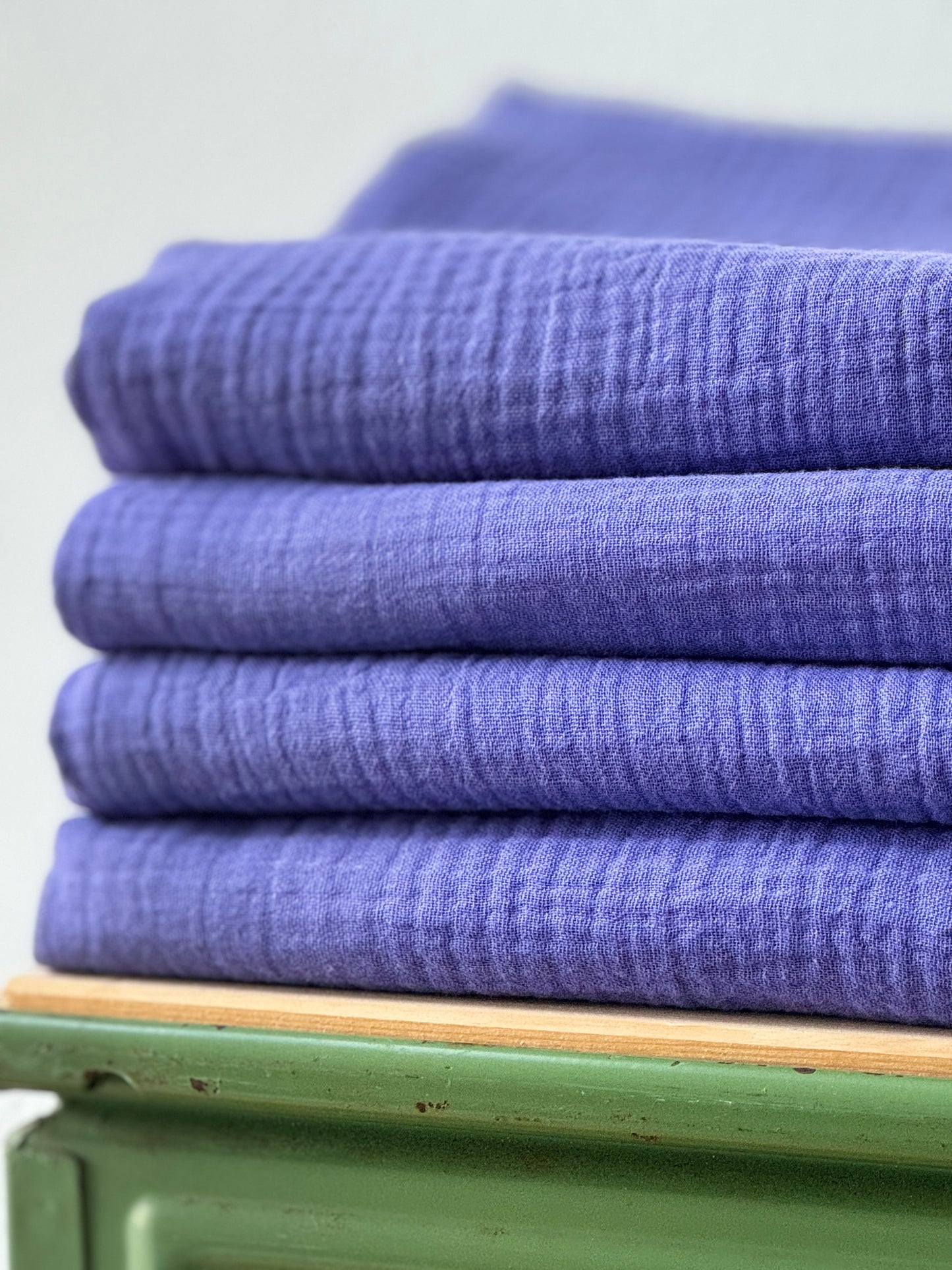 Kein Basic. Ein Statement. Musselinschal in Bio | lila