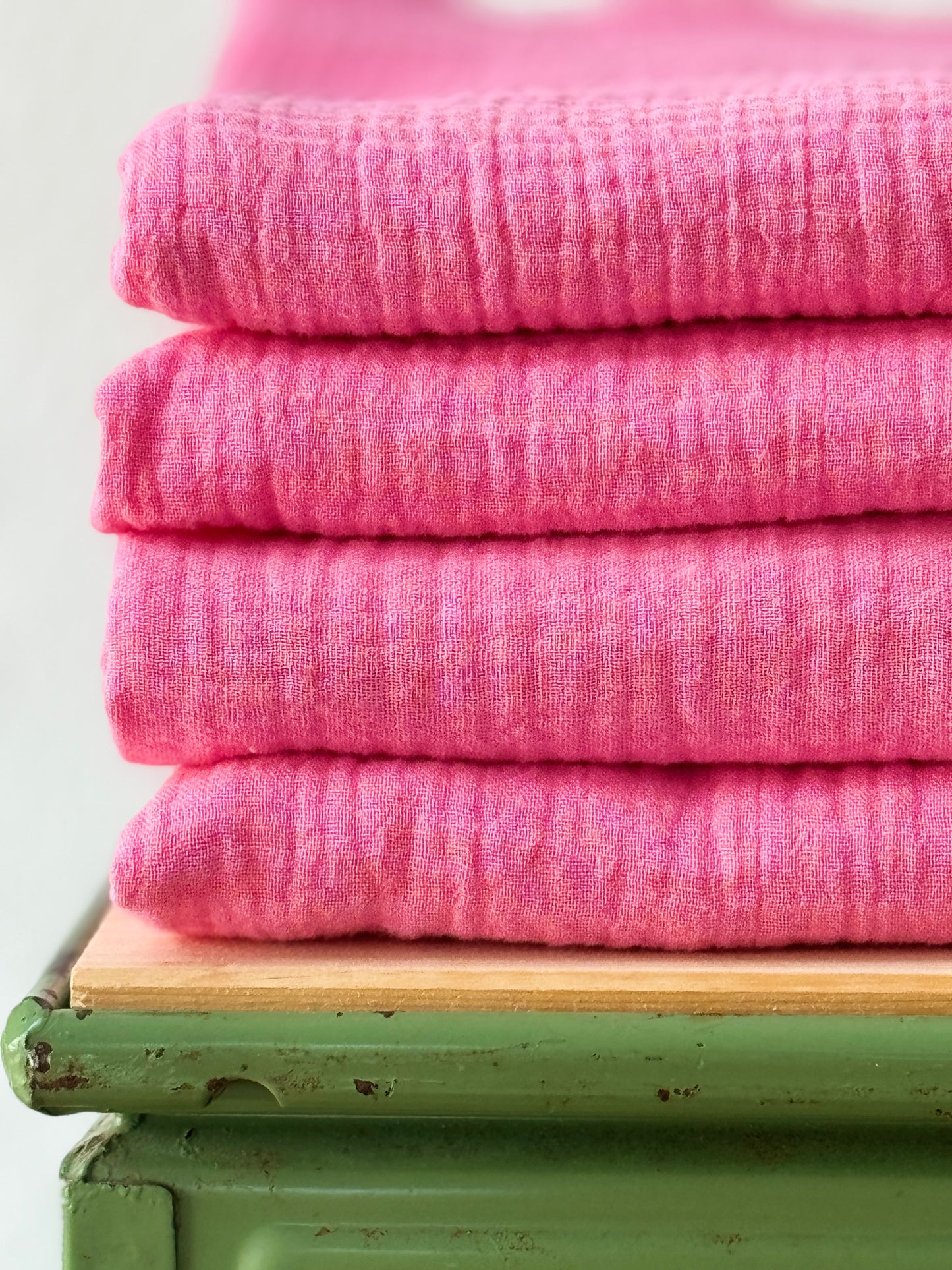 Kein Basic. Ein Statement. Musselinschal in Bio | helles pink