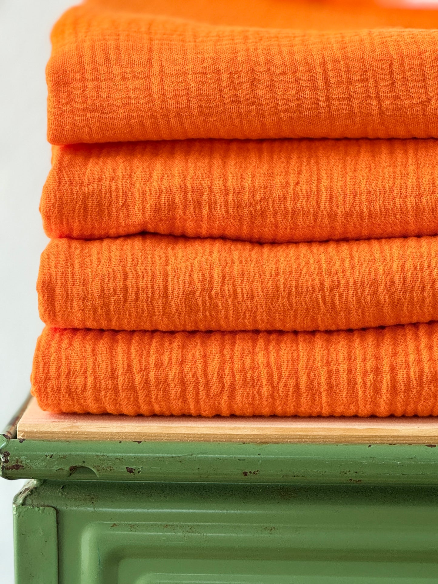 Kein Basic. Ein Statement. Musselinschal in Bio | orange