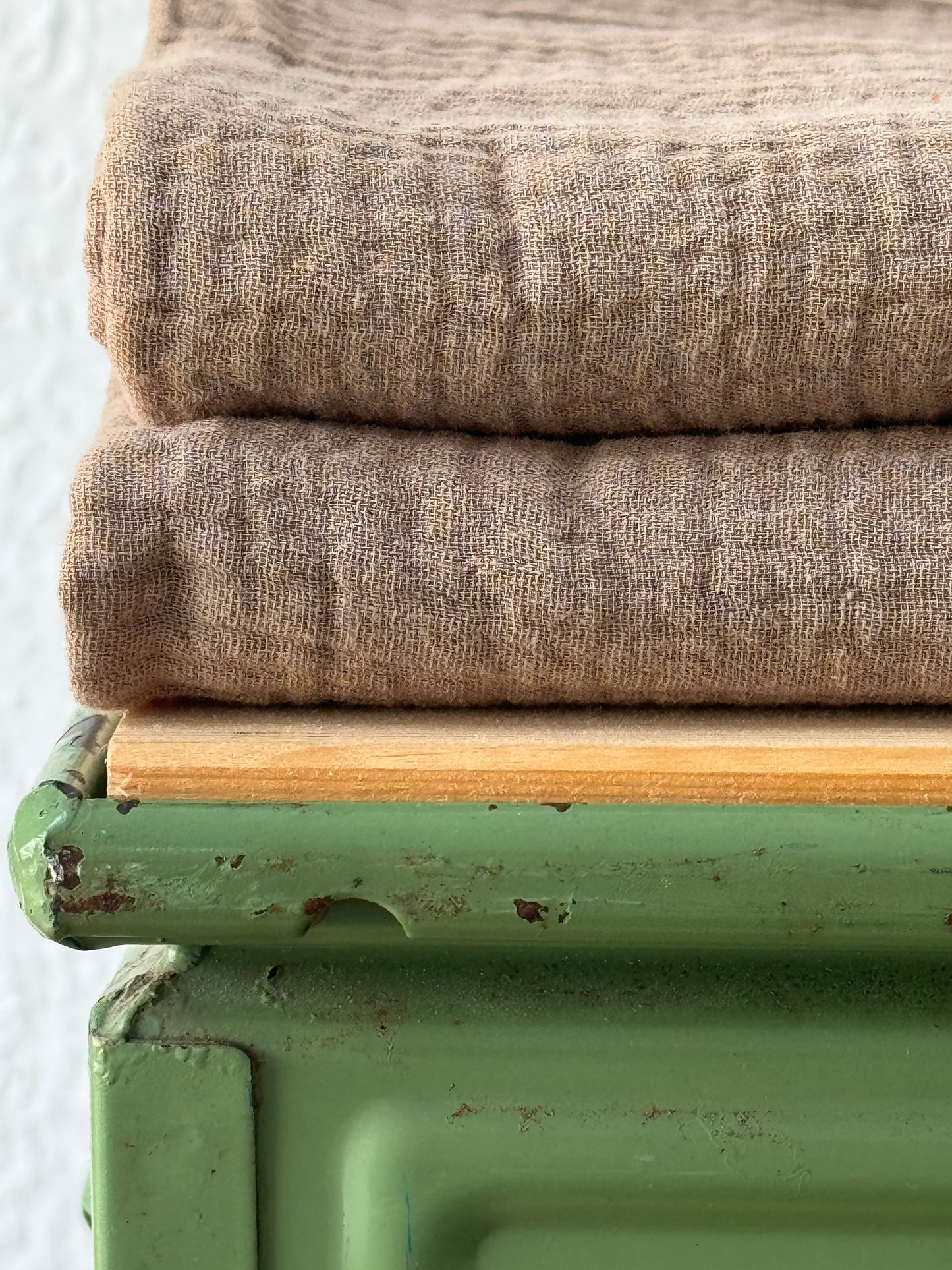 Kein Basic. Ein Statement. Musselinschal in Bio | taupe