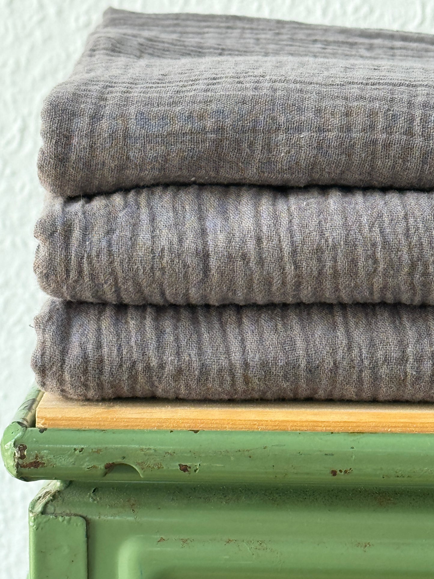 Kein Basic. Ein Statement. Musselinschal in Bio | grau