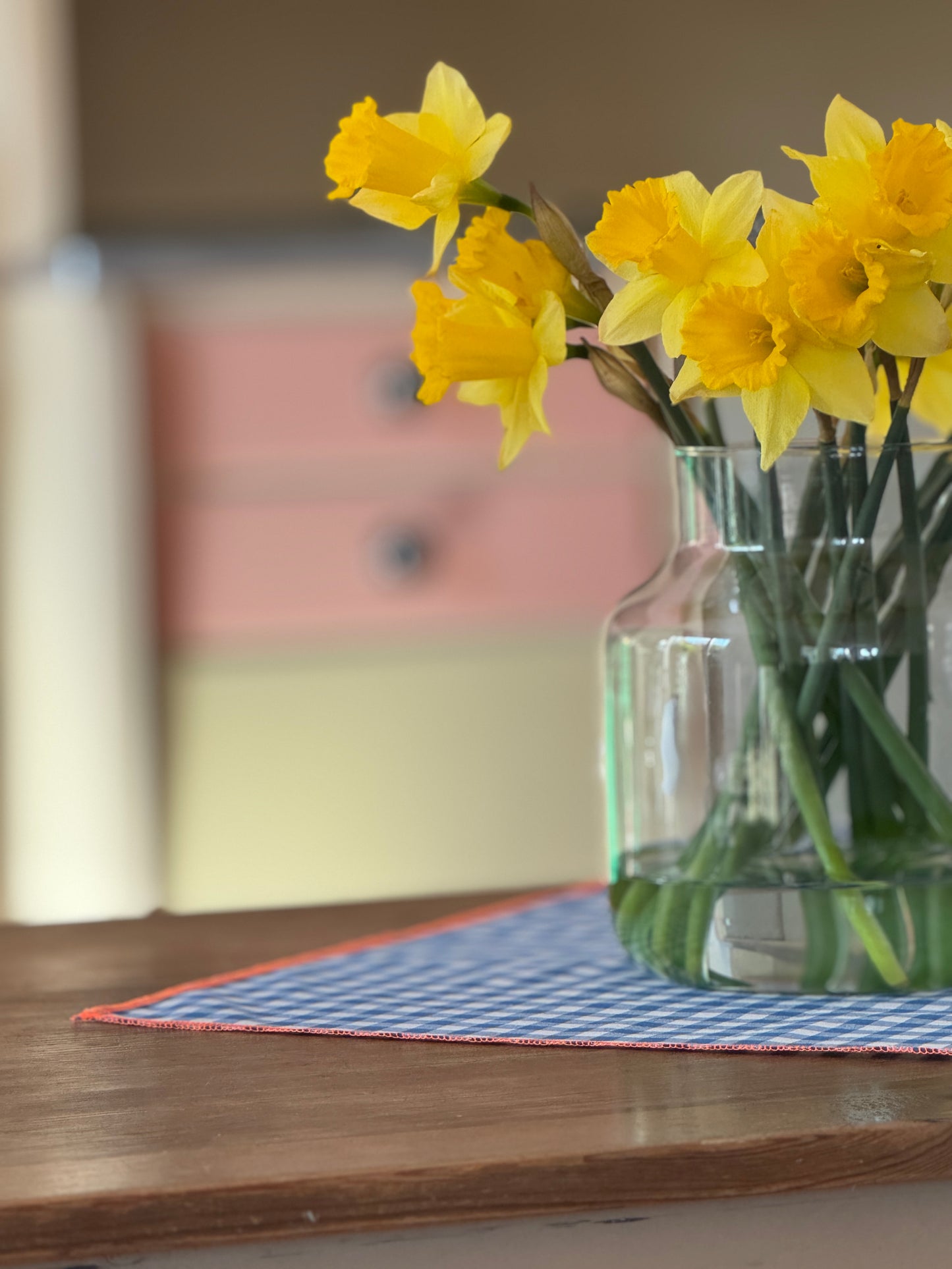 kariertes Mitteldeckchen mit Neon Kante 45x45 cm | Mini Tischdecke Baumwolle | modernes Table Topper Unikat