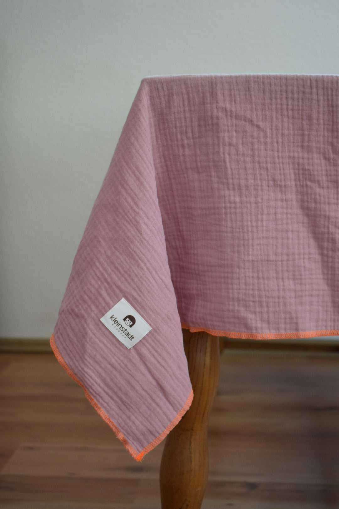 Tischdecke ROSA mit Knall | Bio-Musselin, bügelfrei & mit orangem Statement
