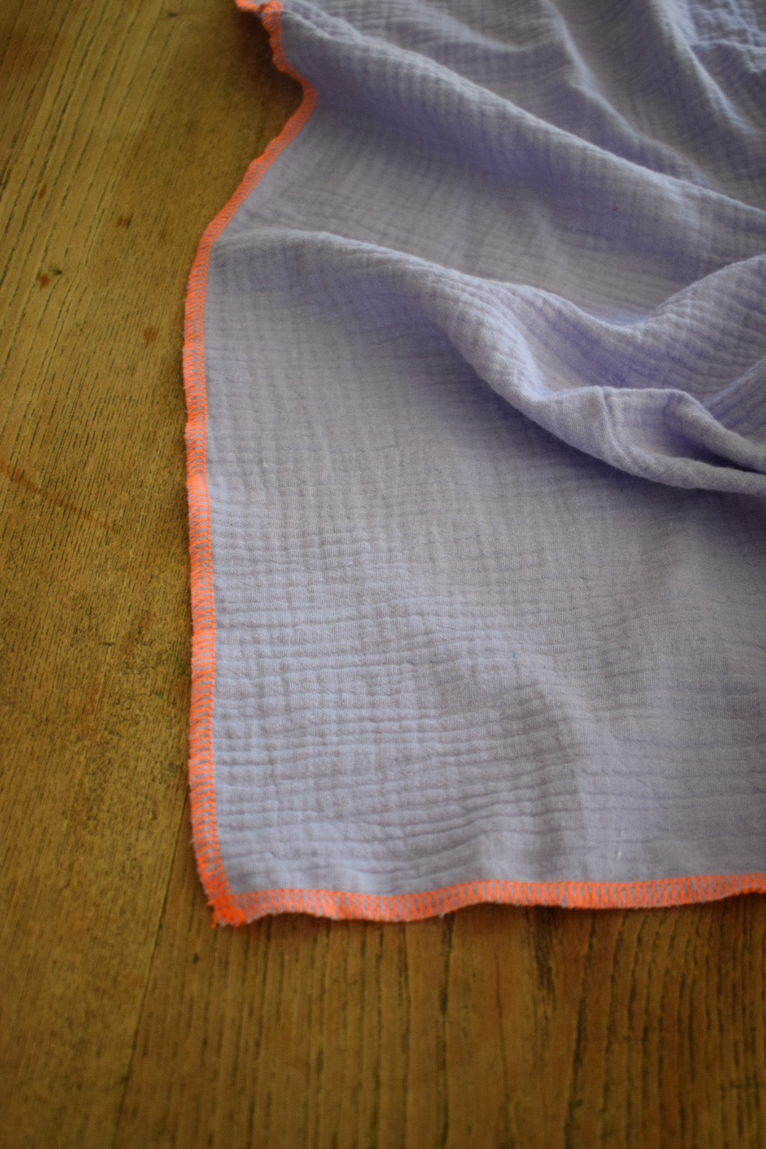Tischläufer aus Bio-Musselin | Flieder mit Kontrastnaht