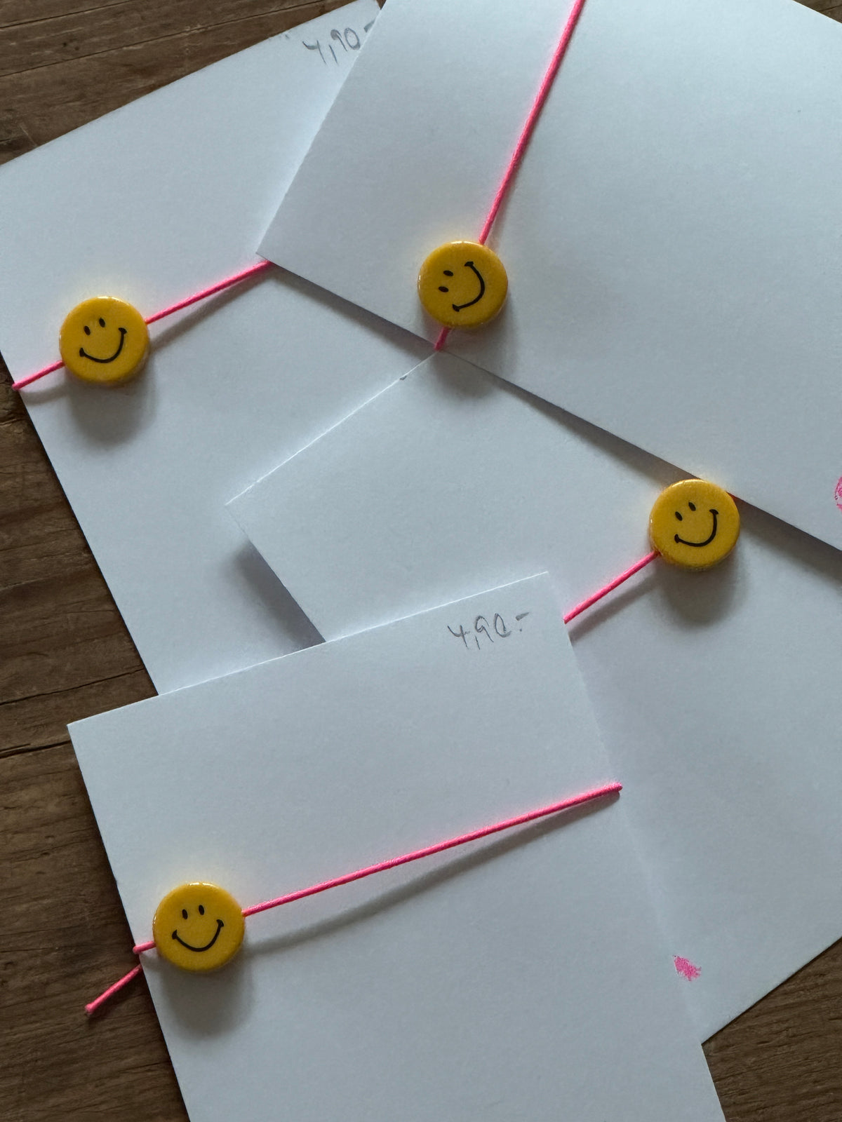 Smile on | Smiley Armband in Neonpink