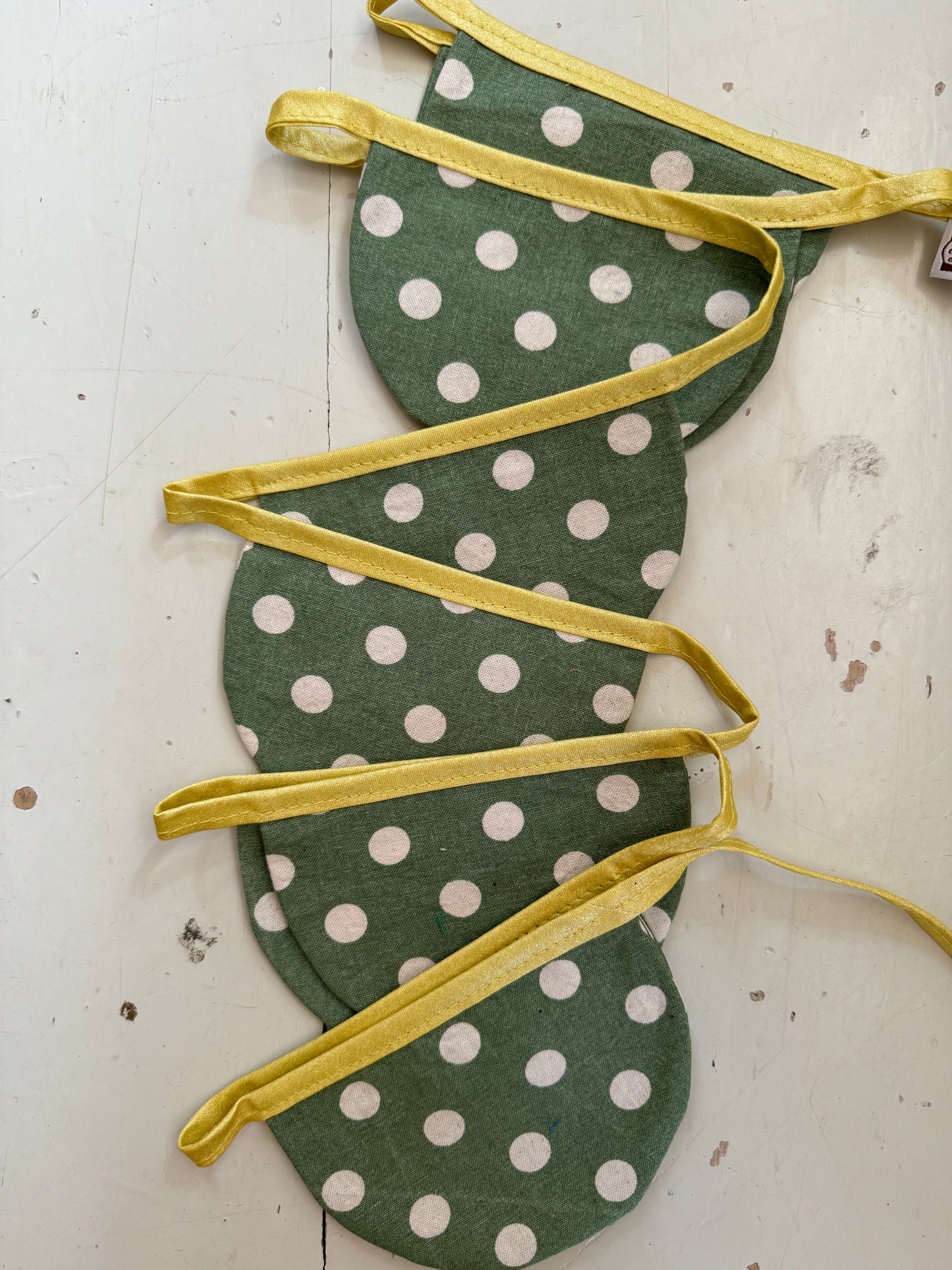 Wimpelkette Pünktchen | Handmade Girlande | grün