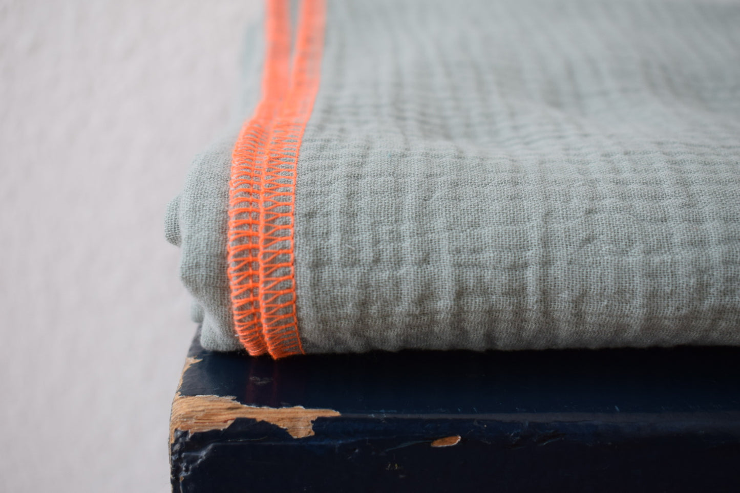 Tischdecke salbei mit Knallkante | Bio-Musselin, bügelfrei & ziemlich stylisch