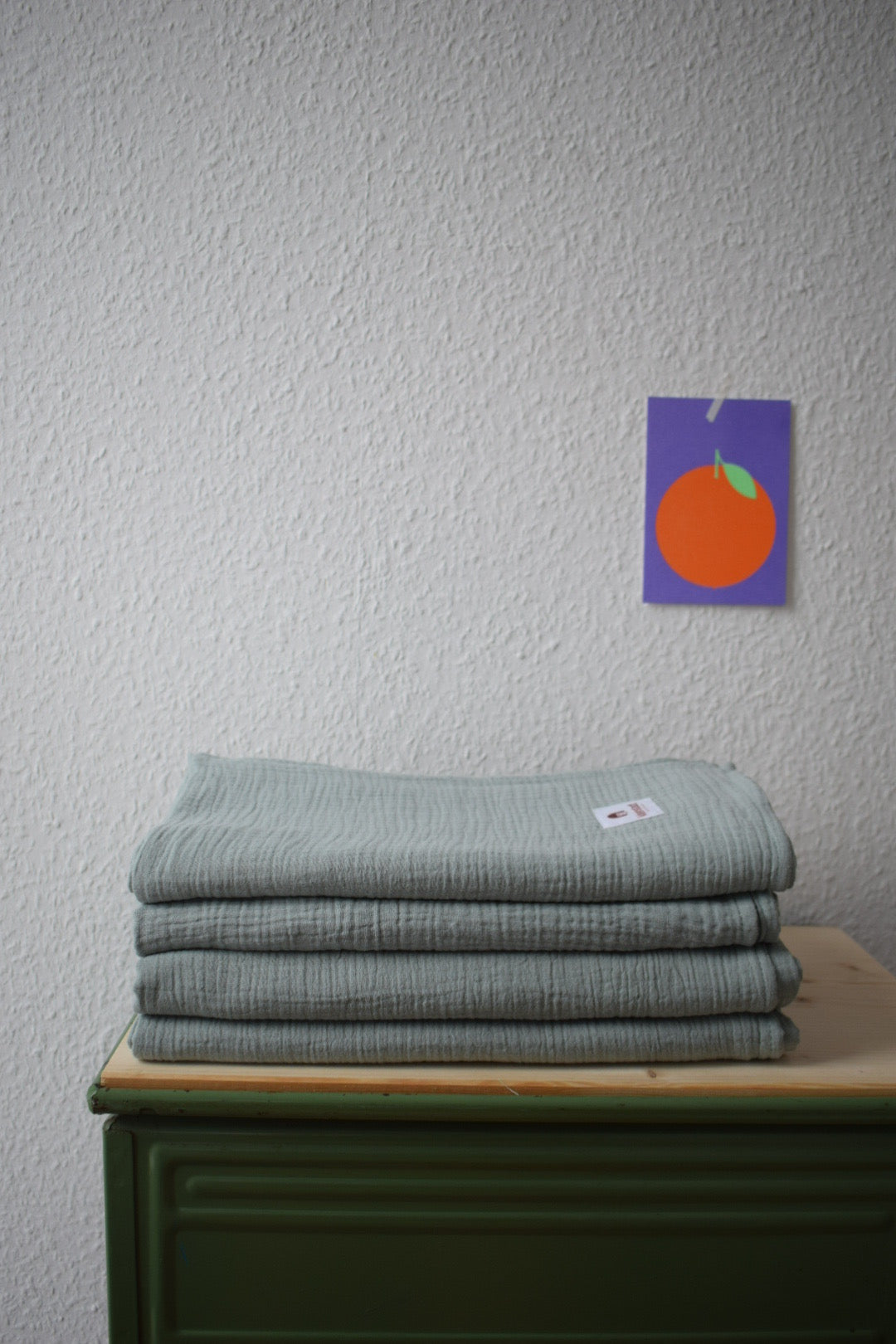 Kein Basic. Ein Statement. Musselinschal in Bio | salbei