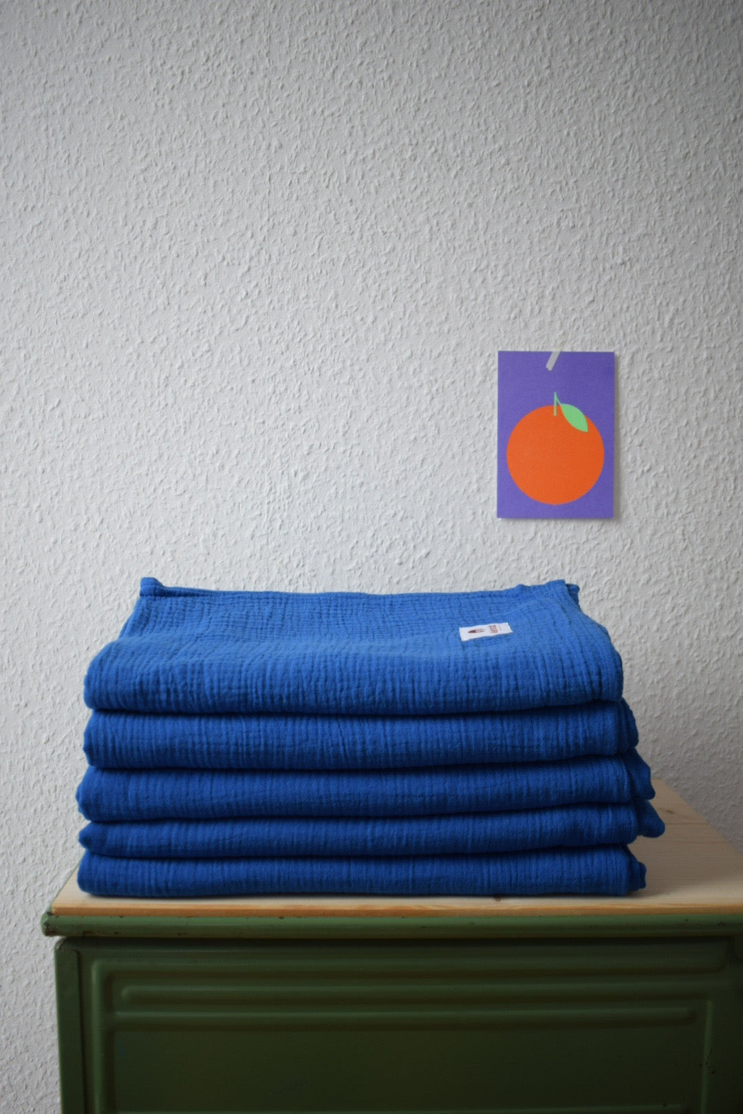 Kein Basic. Ein Statement. Musselinschal in Bio | kobalt