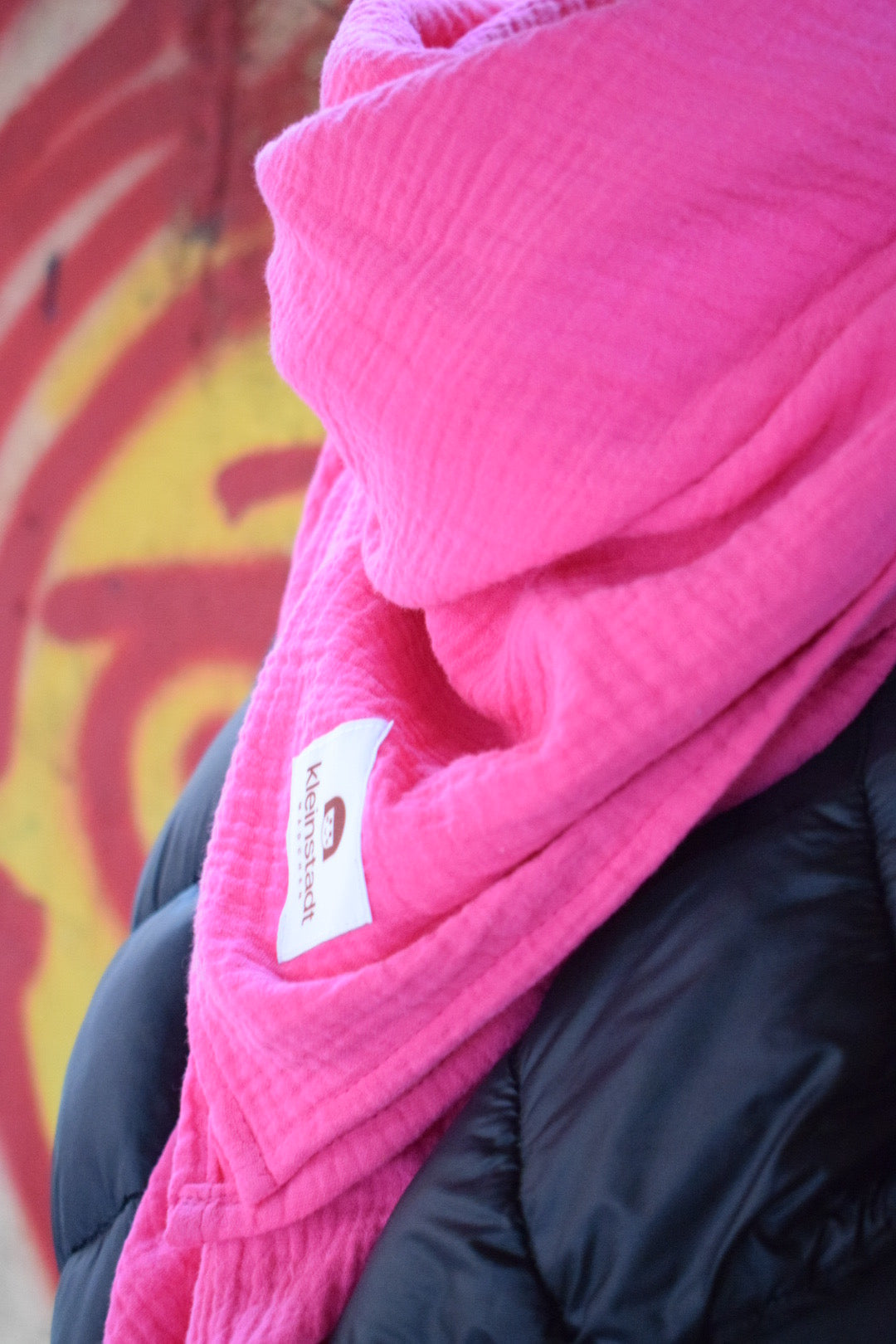 Kein Basic. Ein Statement. Musselinschal in Bio | pink