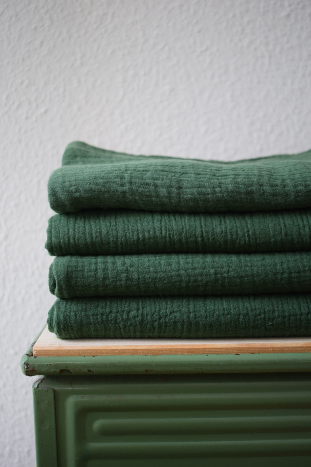 Kein Basic. Ein Statement. Musselinschal in Bio | waldgrün