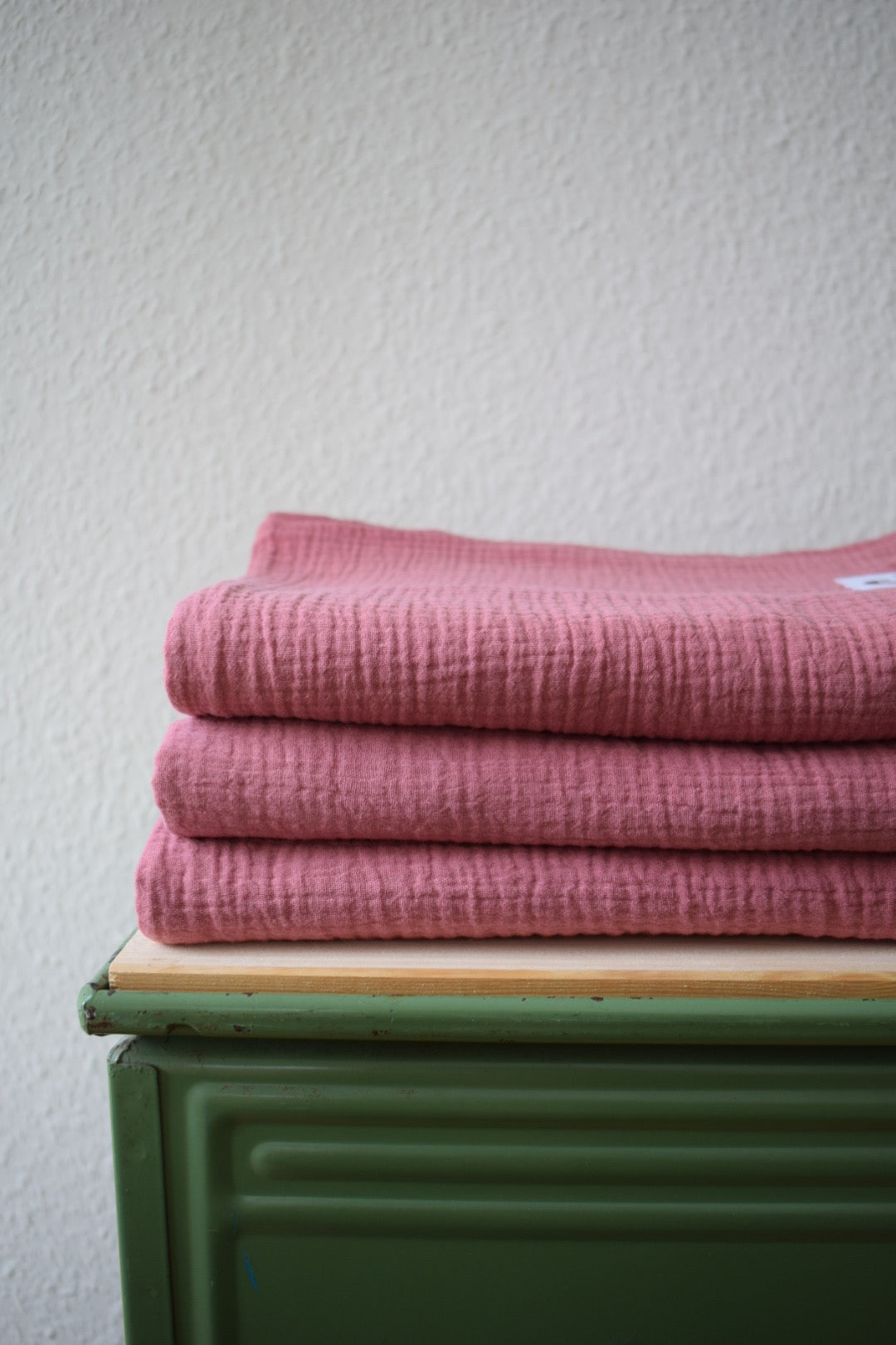 Kein Basic. Ein Statement. Musselinschal in Bio | himbeer