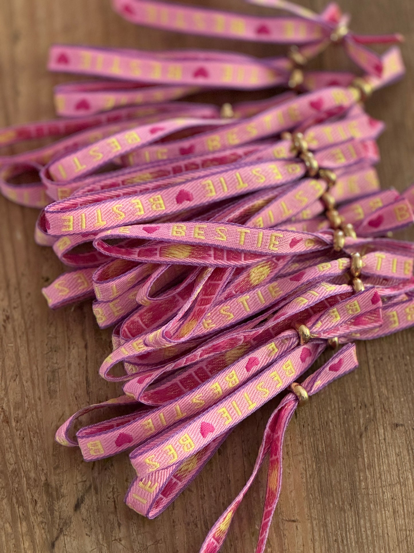Leicht, bunt & handgemacht - das perfekte Festival Armband für Dein Sommeroutfit