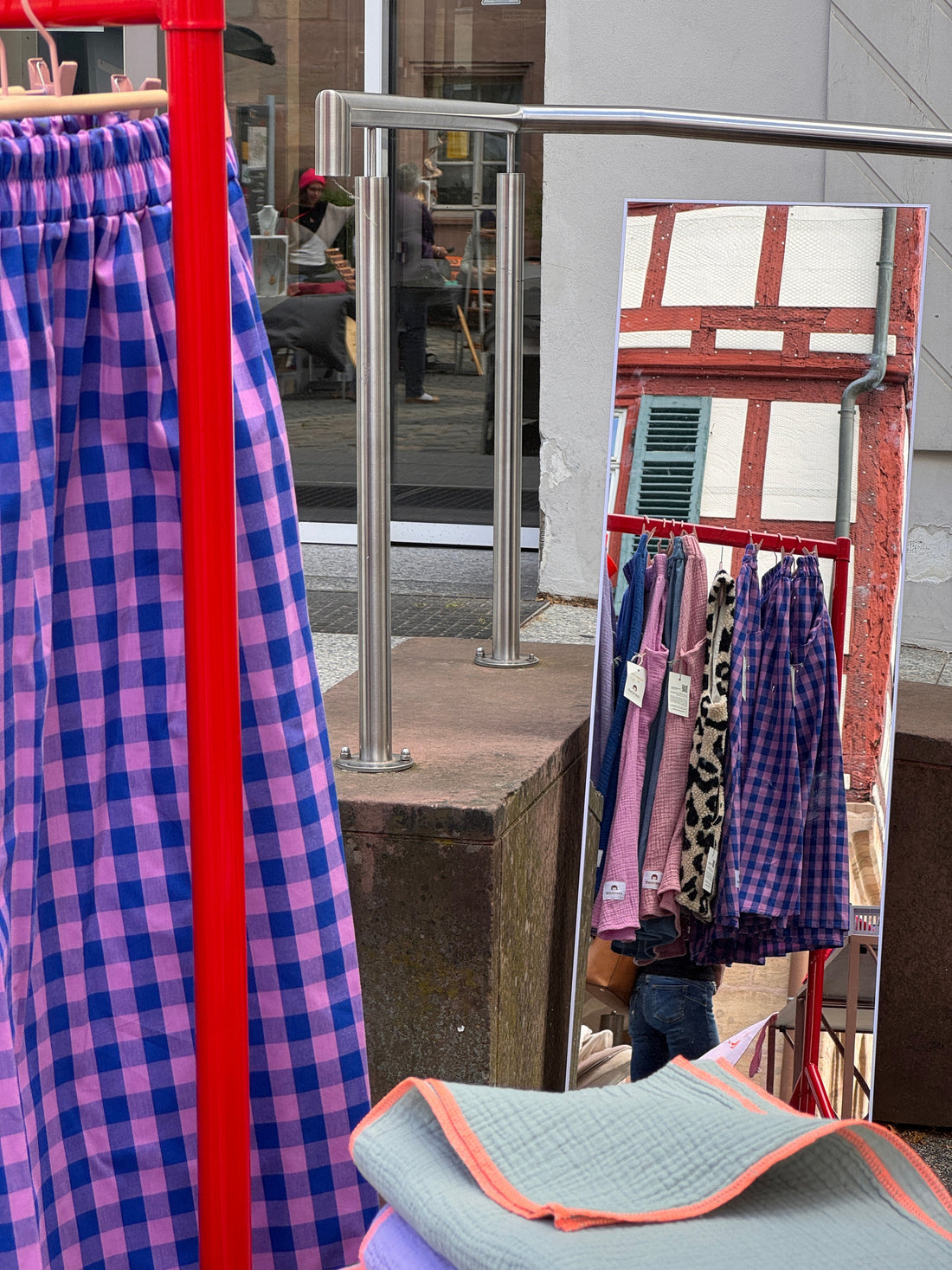 Freitagsfäden: zwischen Marktstand und Nähmaschine