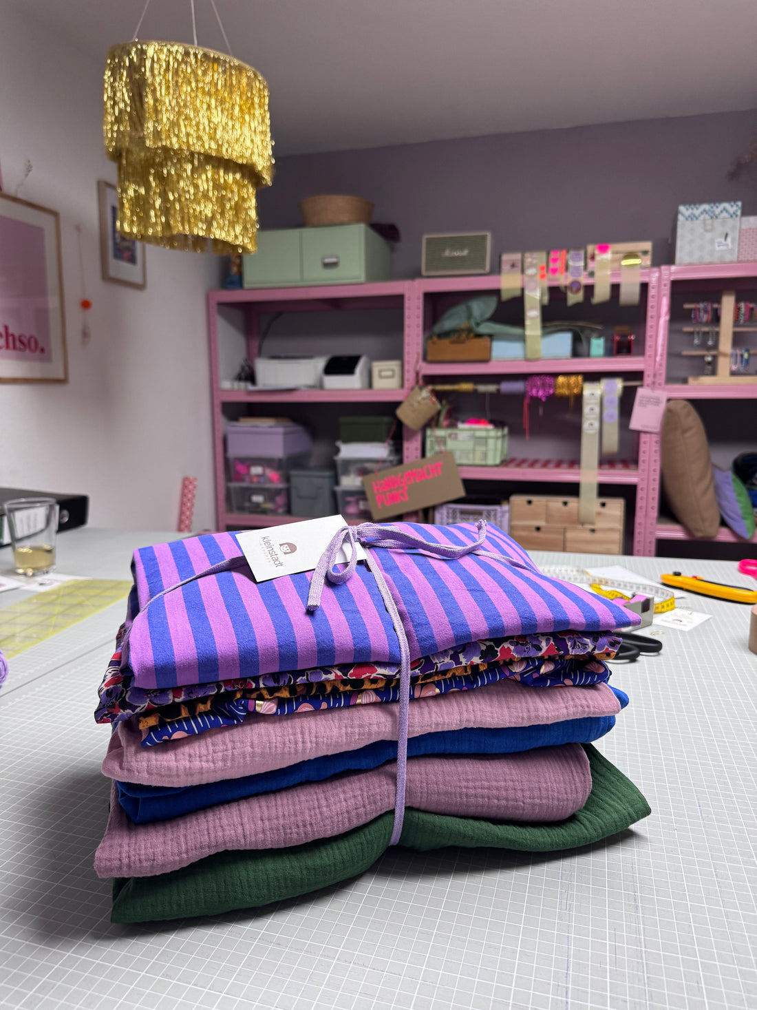 FreitagsFäden Teil 23: Instagram still. Atelier voll.