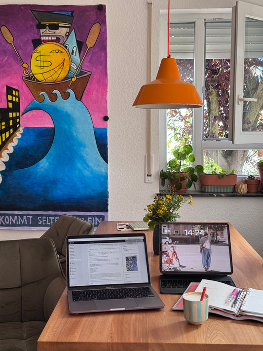Arbeitsplatz im KleinstadtMädchen-Atelier mit geöffnetem Shopify-Shop, Laptop, iPad und Planer – Einblick in den Alltag eines kleinen Handmade-Labels.