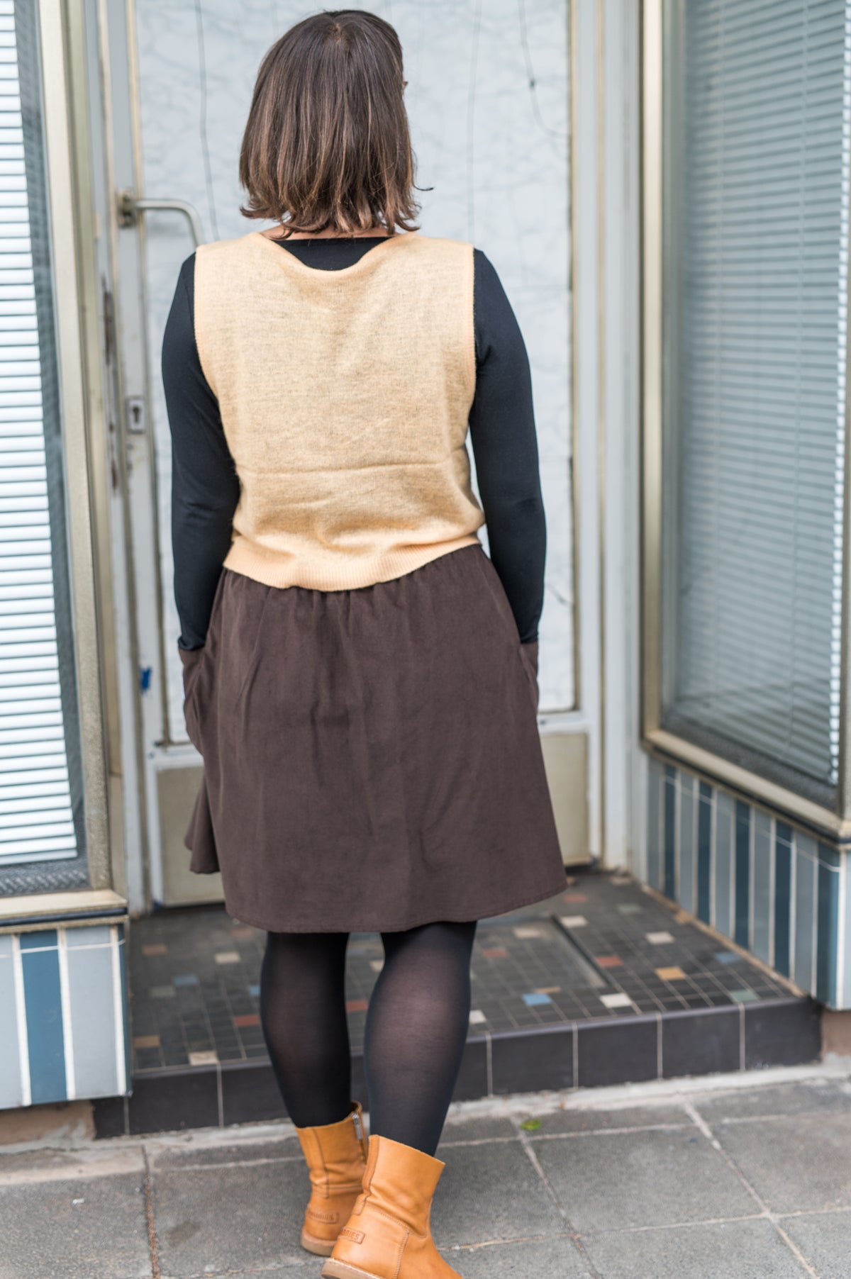 LOTTE Rock aus Feincord braun von hinten, ausgestellter Fall