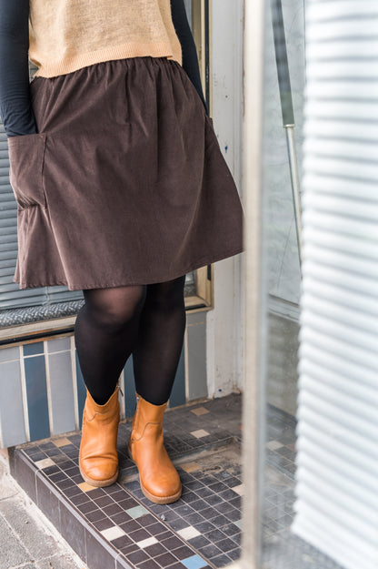 Detailansicht LOTTE Cordrock braun mit Boots, Nahaufnahme Rocklänge