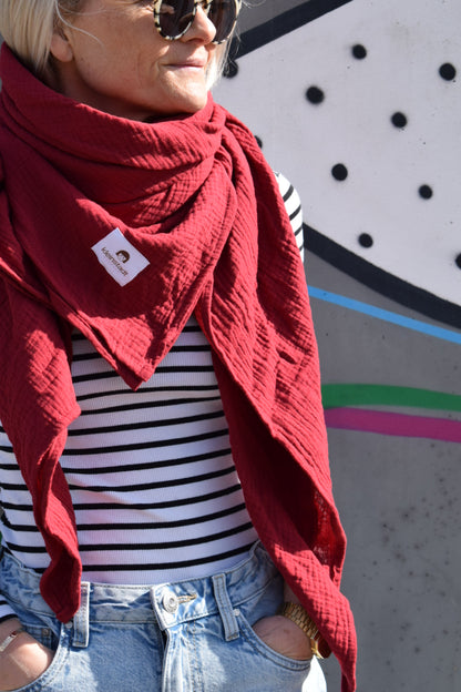 Kein Basic. Ein Statement. Musselinschal aus Bio Musselin | bordeaux