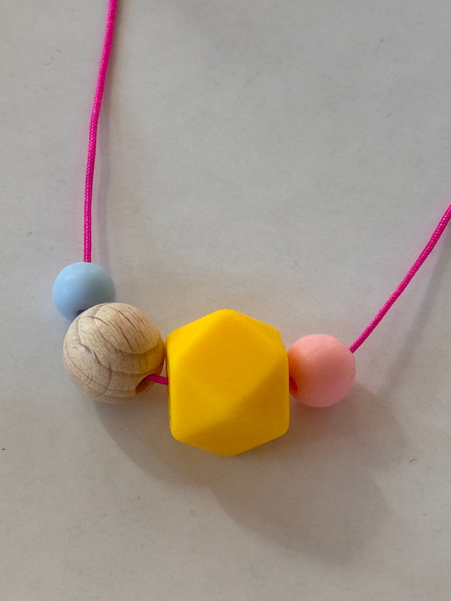 Bunte Perlenkette | Holz & Silikon. Anders als gewöhnlich.