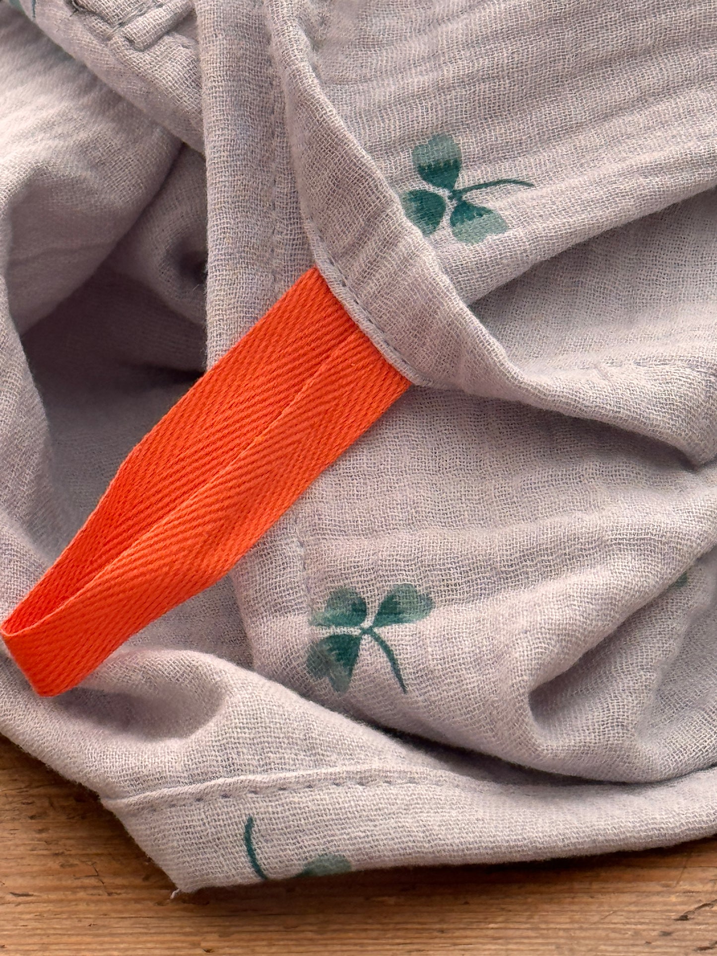 Geschirrtuch aus Musselin | grau mit Kleeblattprint | bügelfrei & saugstark