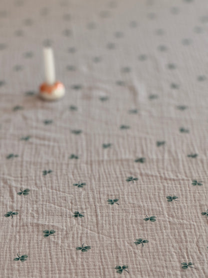 Glück zum Drauflegen | Tischdecke aus Musselin in Grau, bügelfrei & einfach schön