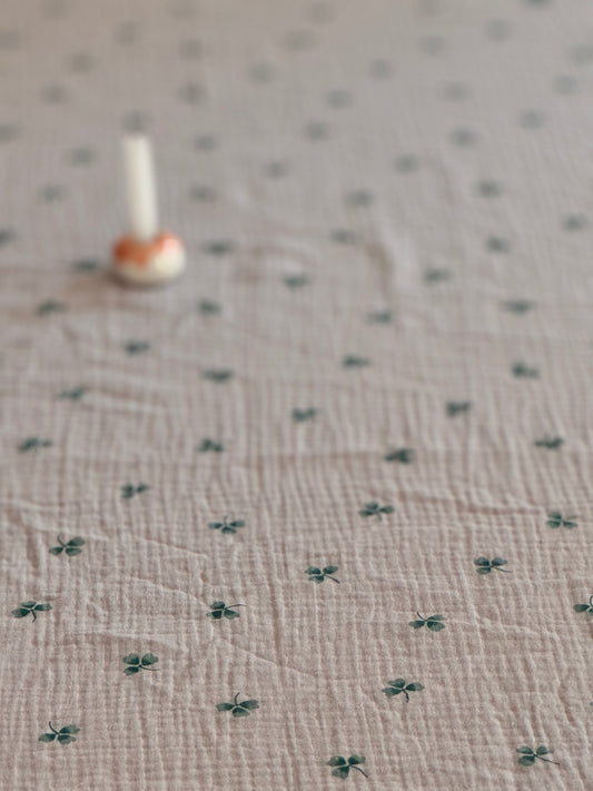 Glück zum Drauflegen | Tischdecke aus Musselin in Grau, bügelfrei & einfach schön