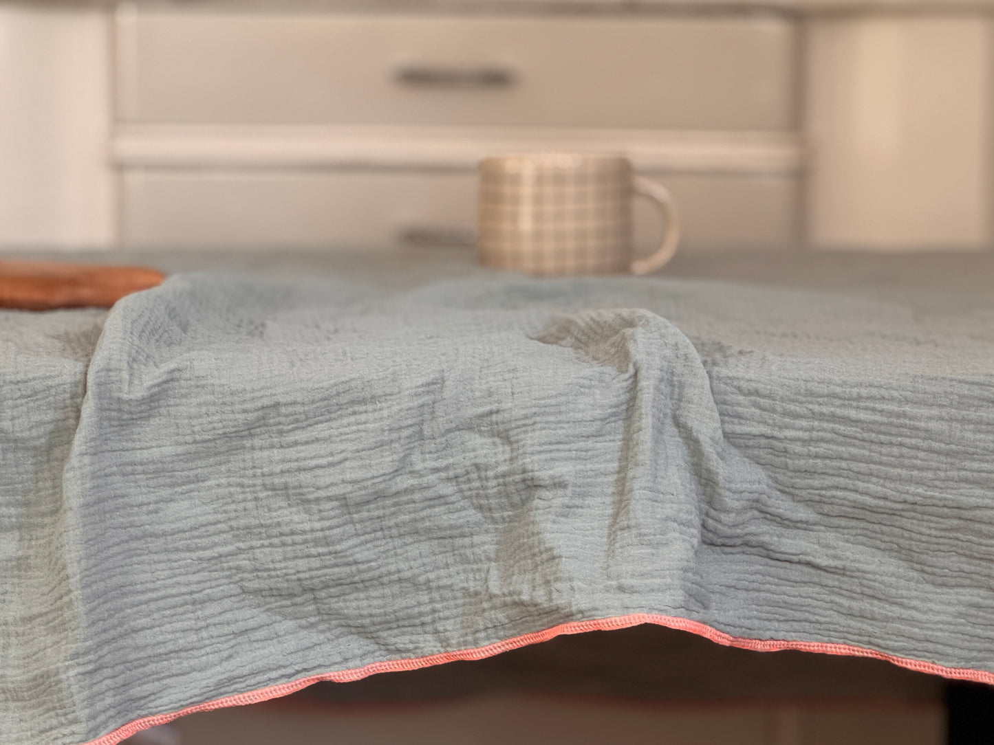 Tischdecke Salbei | Bio-Musselin | bügelfrei & mit neonorangener Naht