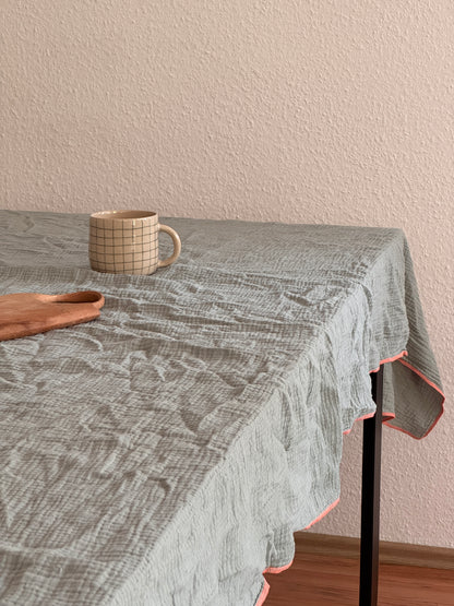 Tischdecke Salbei | Bio-Musselin | bügelfrei & mit neonorangener Naht