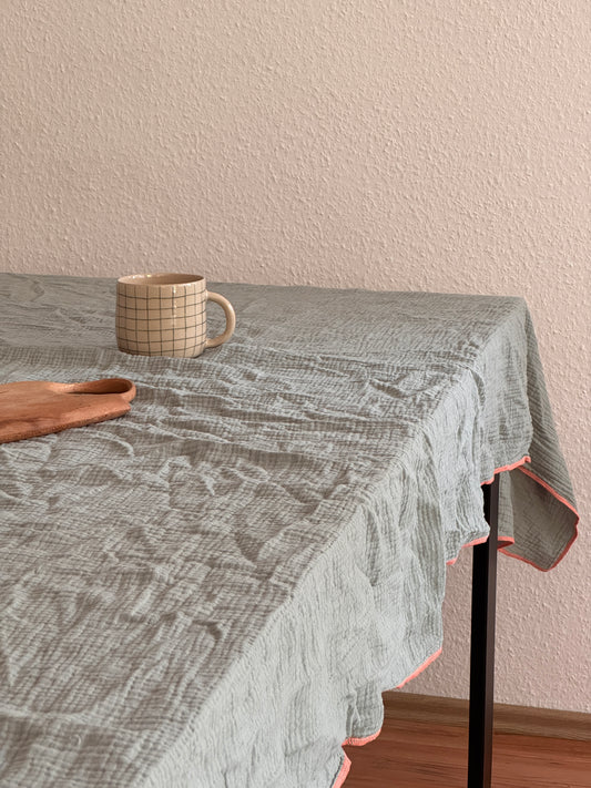 Tischdecke Salbei | Bio-Musselin | bügelfrei & mit neonorangener Naht