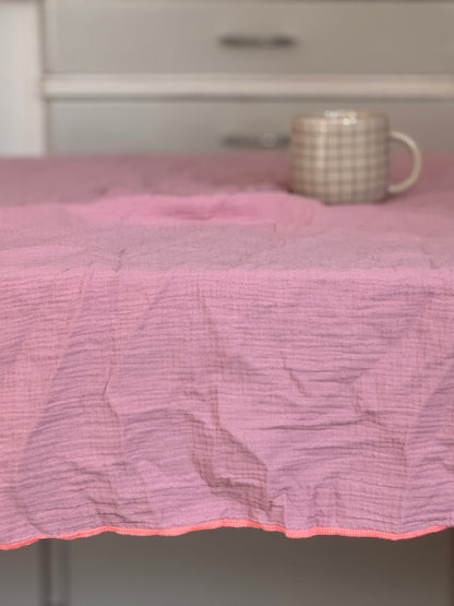 Tischdecke Rosa | Bio-Musselin | bügelfrei & mit neonorangener Naht