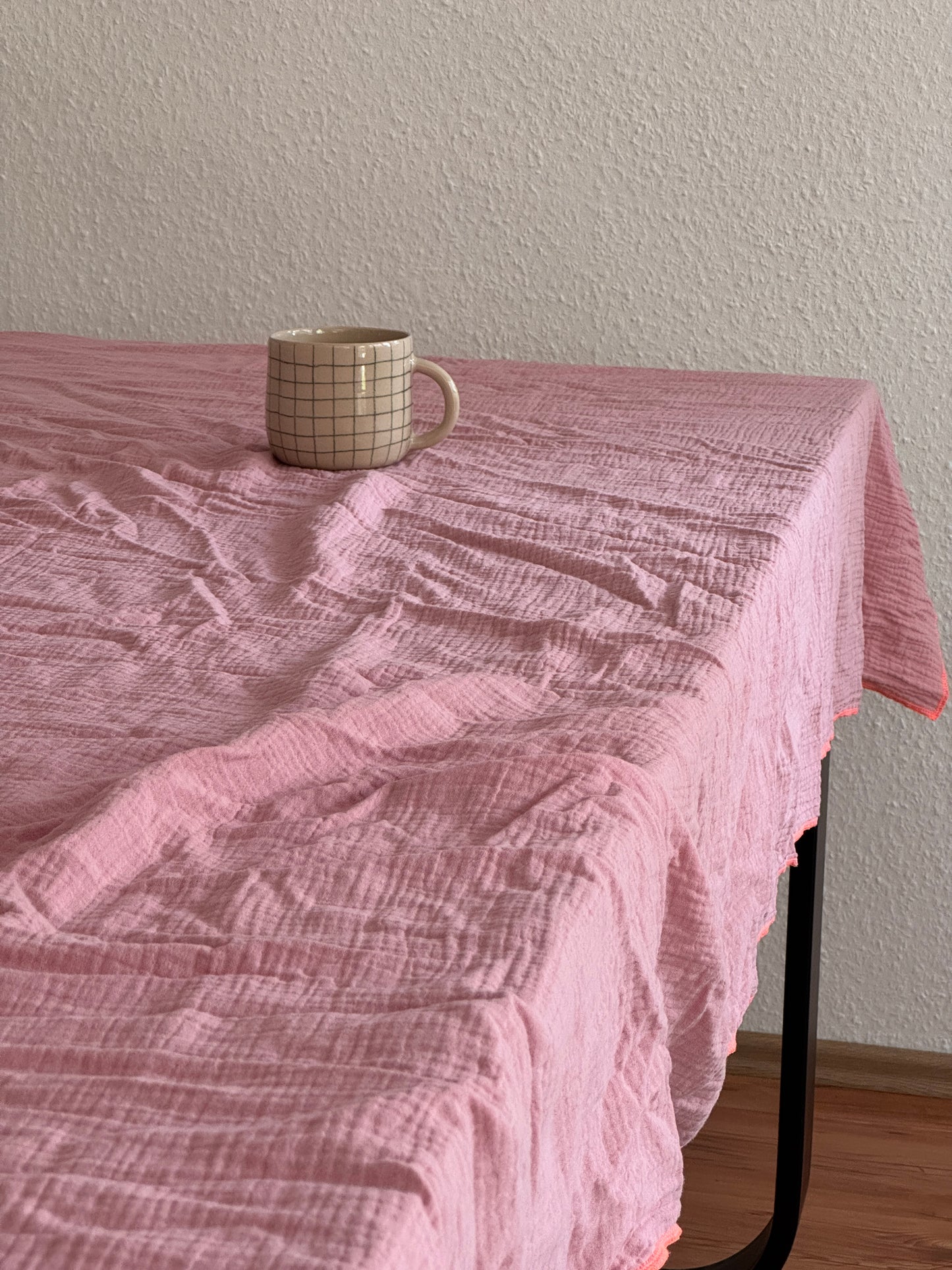 Tischdecke Rosa | Bio-Musselin | bügelfrei & mit neonorangener Naht