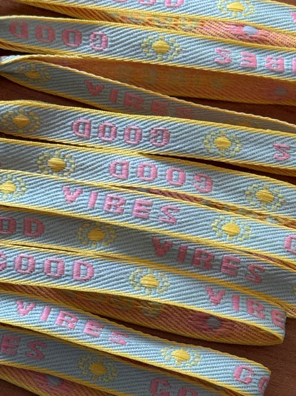 Leicht, bunt & handgemacht | das perfekte Festival Armband für Dein Sommeroutfit