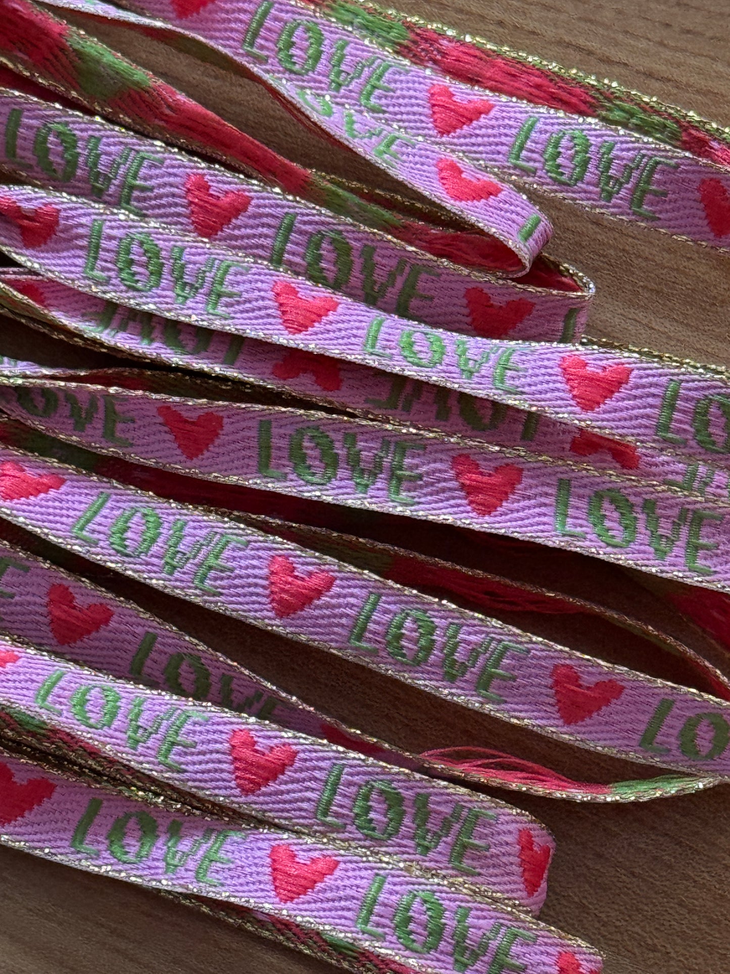 Leicht, bunt & handgemacht | das perfekte Festival Armband für Dein Sommeroutfit