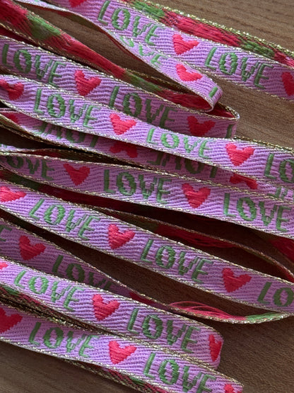 Leicht, bunt & handgemacht | das perfekte Festival Armband für Dein Sommeroutfit