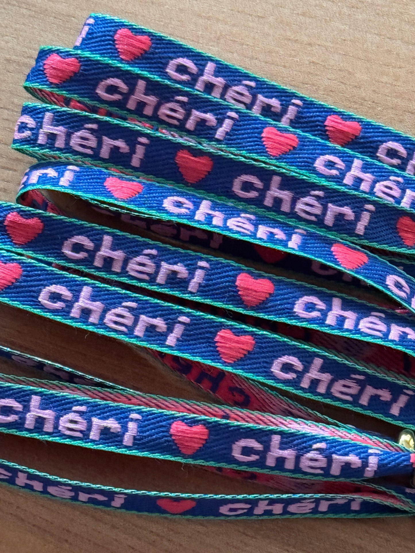 Leicht, bunt & handgemacht | das perfekte Festival Armband für Dein Sommeroutfit