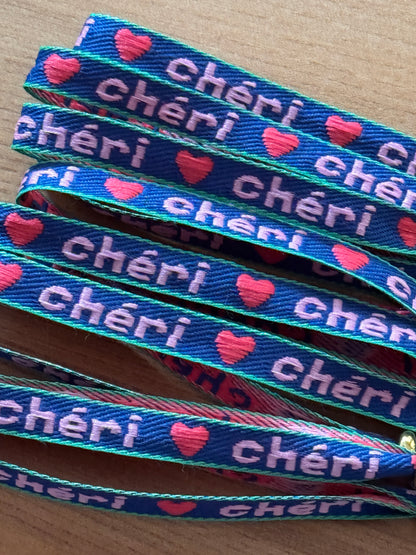 Leicht, bunt & handgemacht | das perfekte Festival Armband für Dein Sommeroutfit