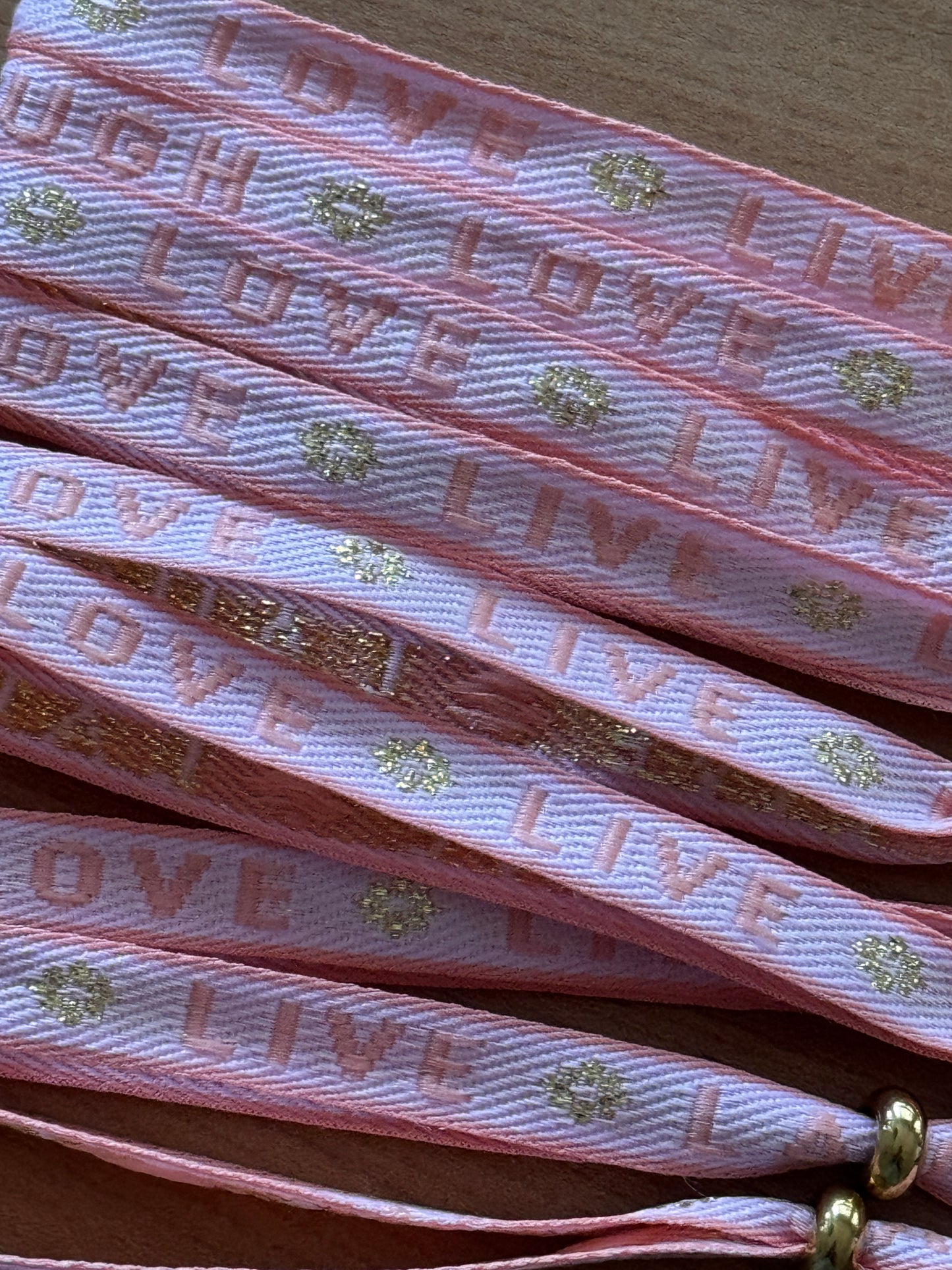 Leicht, bunt & handgemacht | das perfekte Festival Armband für Dein Sommeroutfit