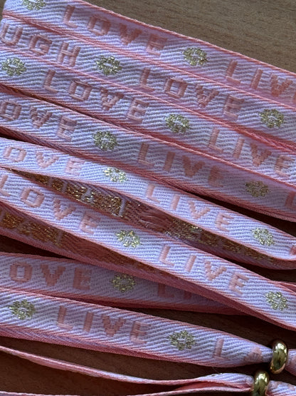 Leicht, bunt & handgemacht | das perfekte Festival Armband für Dein Sommeroutfit