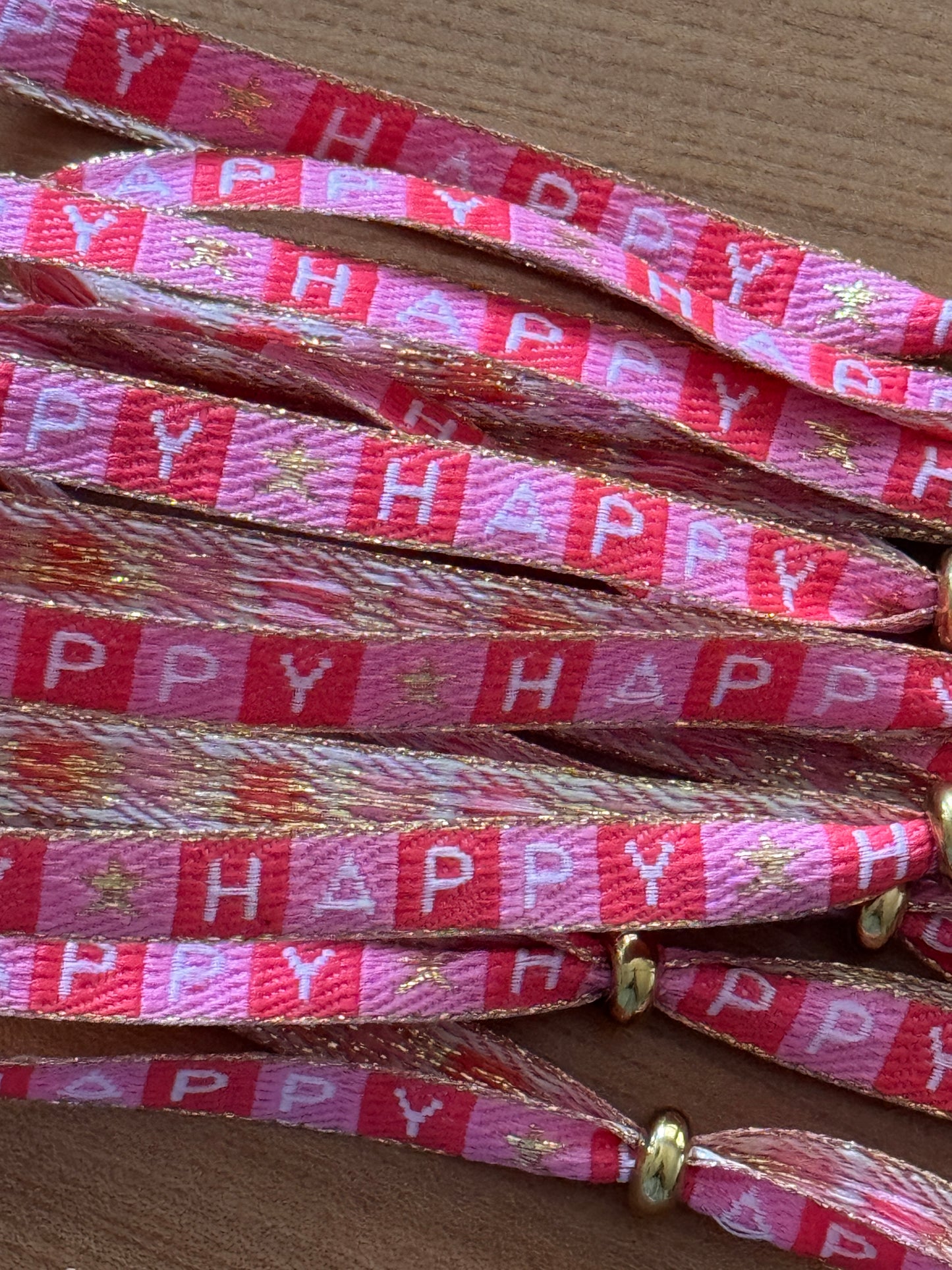 Leicht, bunt & handgemacht | das perfekte Festival Armband für Dein Sommeroutfit