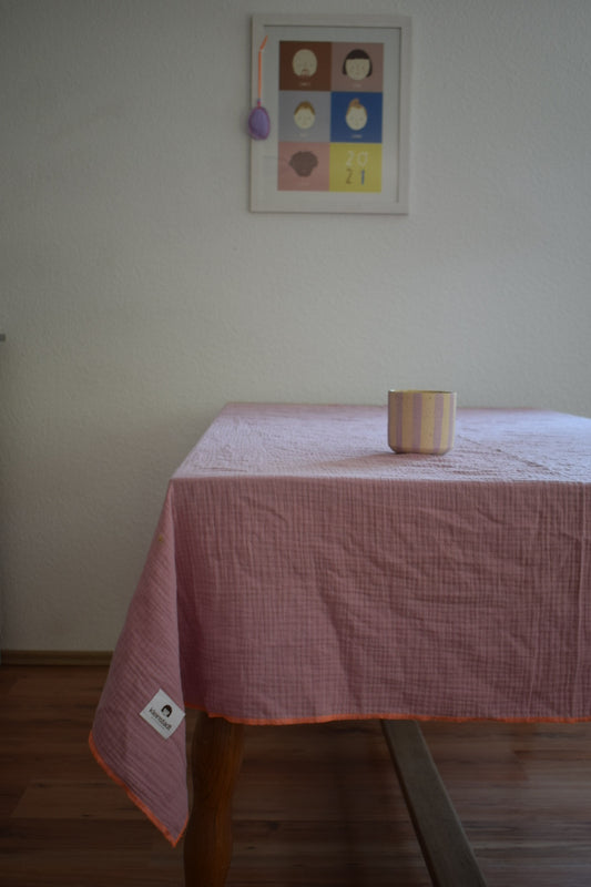 Tischdecke ROSA mit Knall | Bio-Musselin, bügelfrei & mit orangem Statement