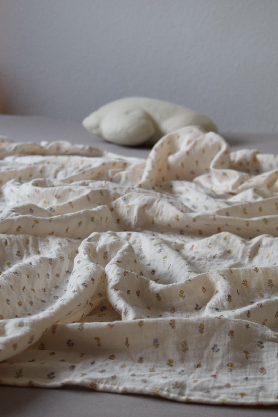 Leichte Musselindecke Bio-Baumwolle | Sommer Must-Have Blümchen creme