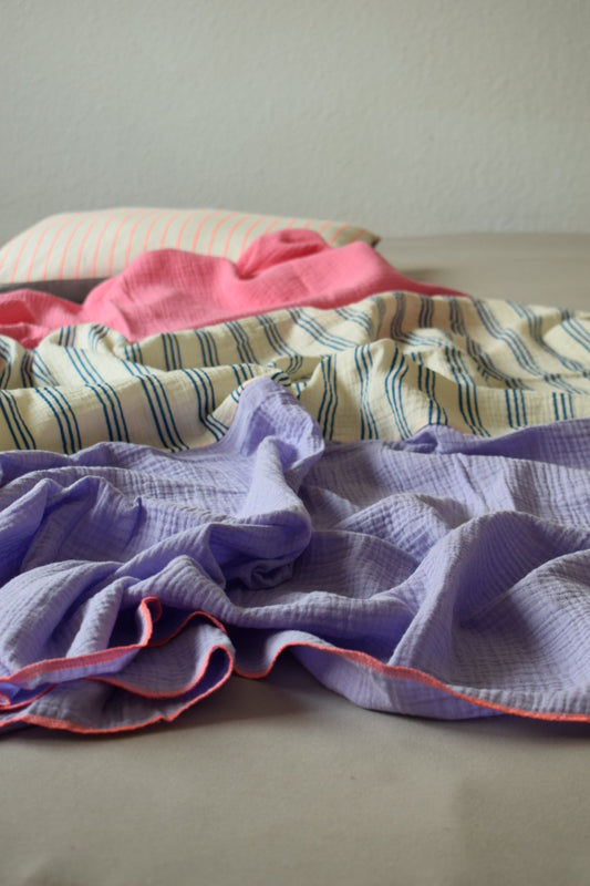 Leichte Musselindecke Bio-Baumwolle | Sommer Must-Have | flieder-streifen-pink