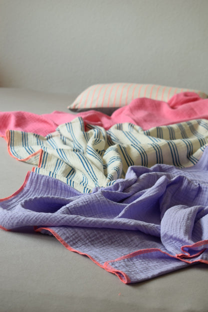 Leichte Musselindecke Bio-Baumwolle | Sommer Must-Have | flieder-streifen-pink
