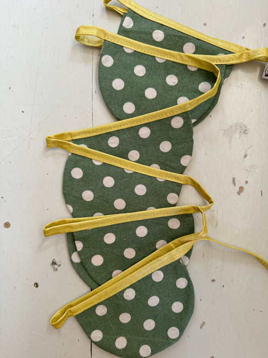 Wimpelkette Pünktchen | Handmade Girlande | grün