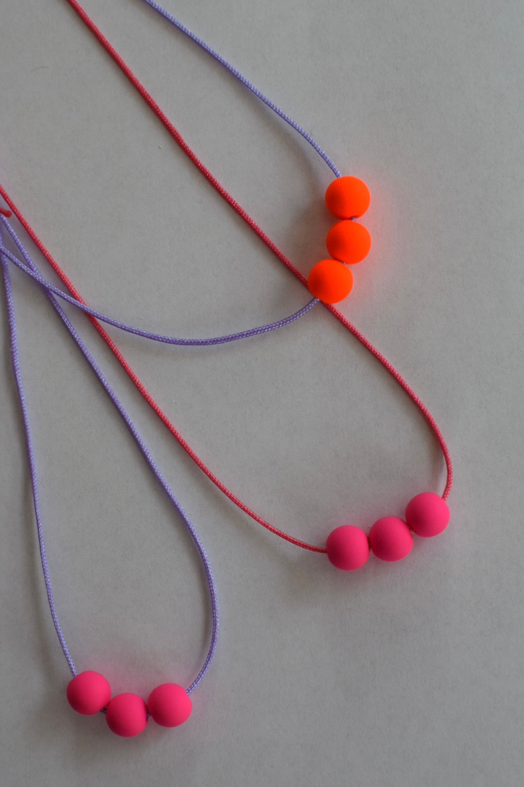 Lieblingskette | Neonperlen & Makrameeband