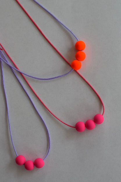 Lieblingskette | Neonperlen & Makrameeband